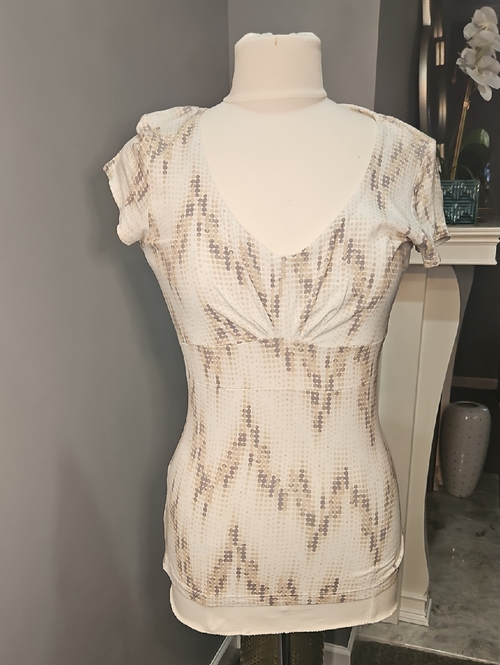 Ann Taylor Short-Sleeve V-Neck Printed Top in Cream and Taupe